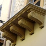 Rivestimento balcone con mensole e portale d'ingresso in Pietra Sabucina