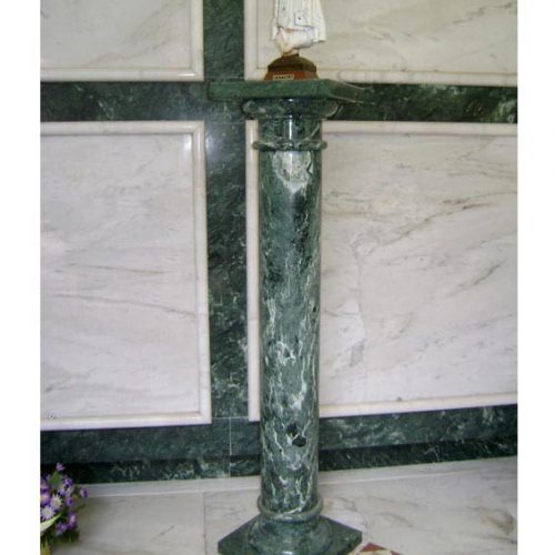 Colonna in Verde Guatemala utilizzata come base di appoggio per la statua della Madonna