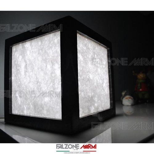 Lampada da tavolo in marmo bianco assoluto con cornice in nero marquinia a forma di cubo