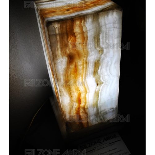 Lampada in marmo realizzata a mano