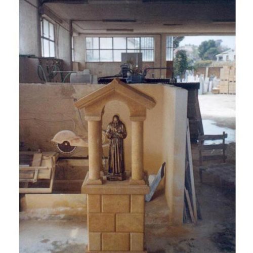 Base in pietra Sabucina realizzata per la collocazione della statua di Padre Pio