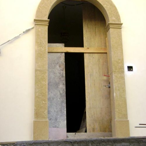 Realizzazione portale d'ingresso con archetto e chiave con capitelli in Pietra Sabucina