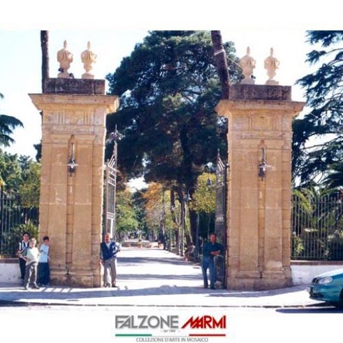 Realizzazione dei pilastri in pietra all'ingresso della Villa  Comunale "Amedeo"