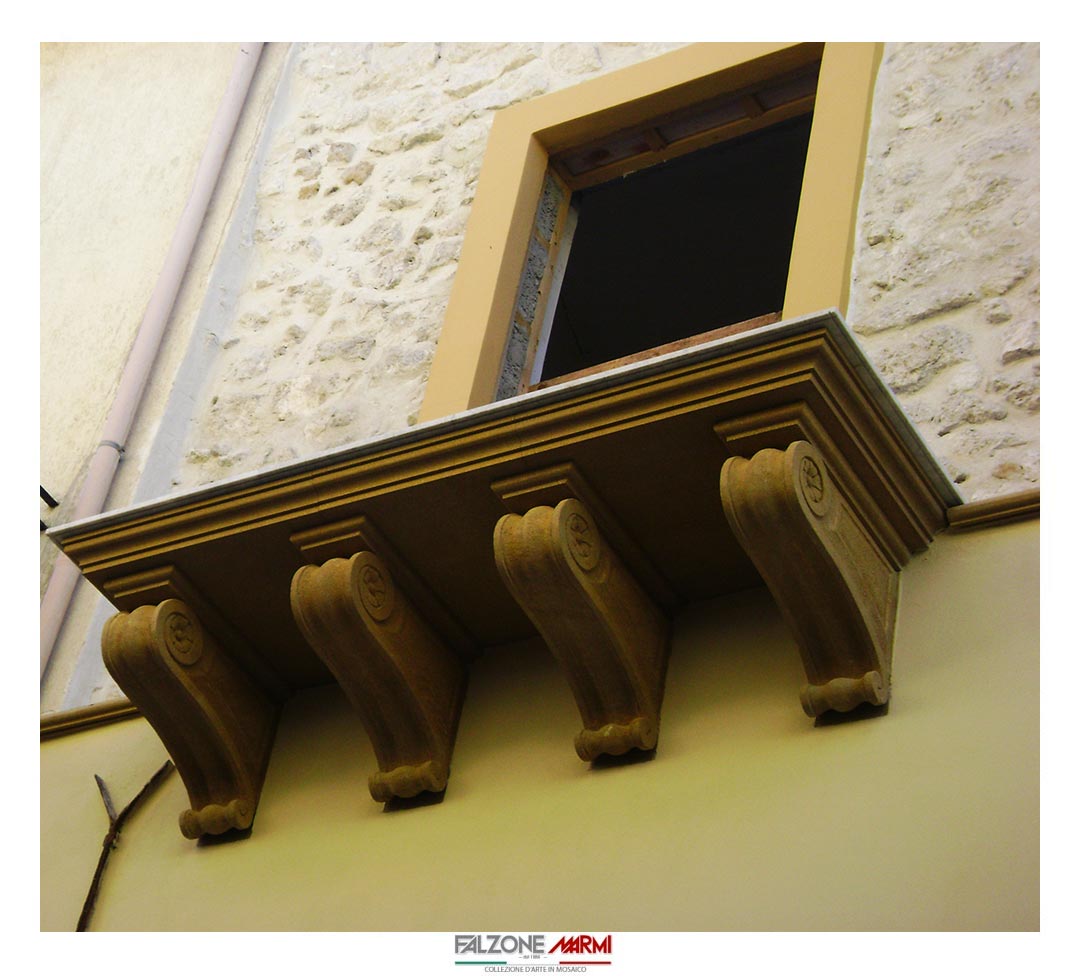 Balcone con mensole in Pietra Sabucina