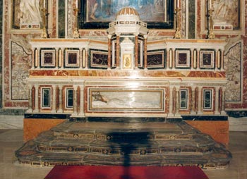 Altarino Navata sinistra realizzata e donata dalla Ditta F.lli Falzone negli Anni '30 alla Chiesa