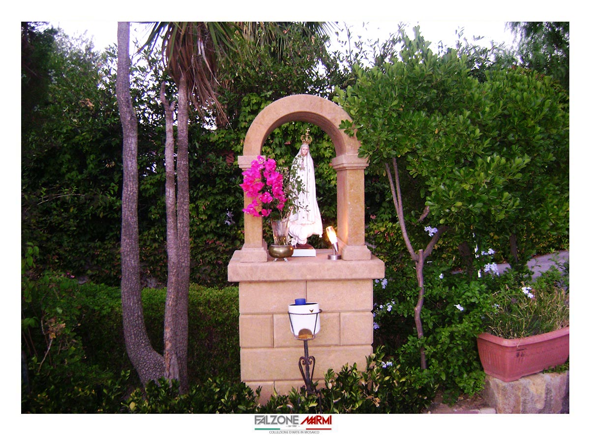Base in Pietra Sabucina con la statua della Madonna