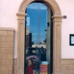 Rivestimento portale in massello con Pietra Sabucina per negozi